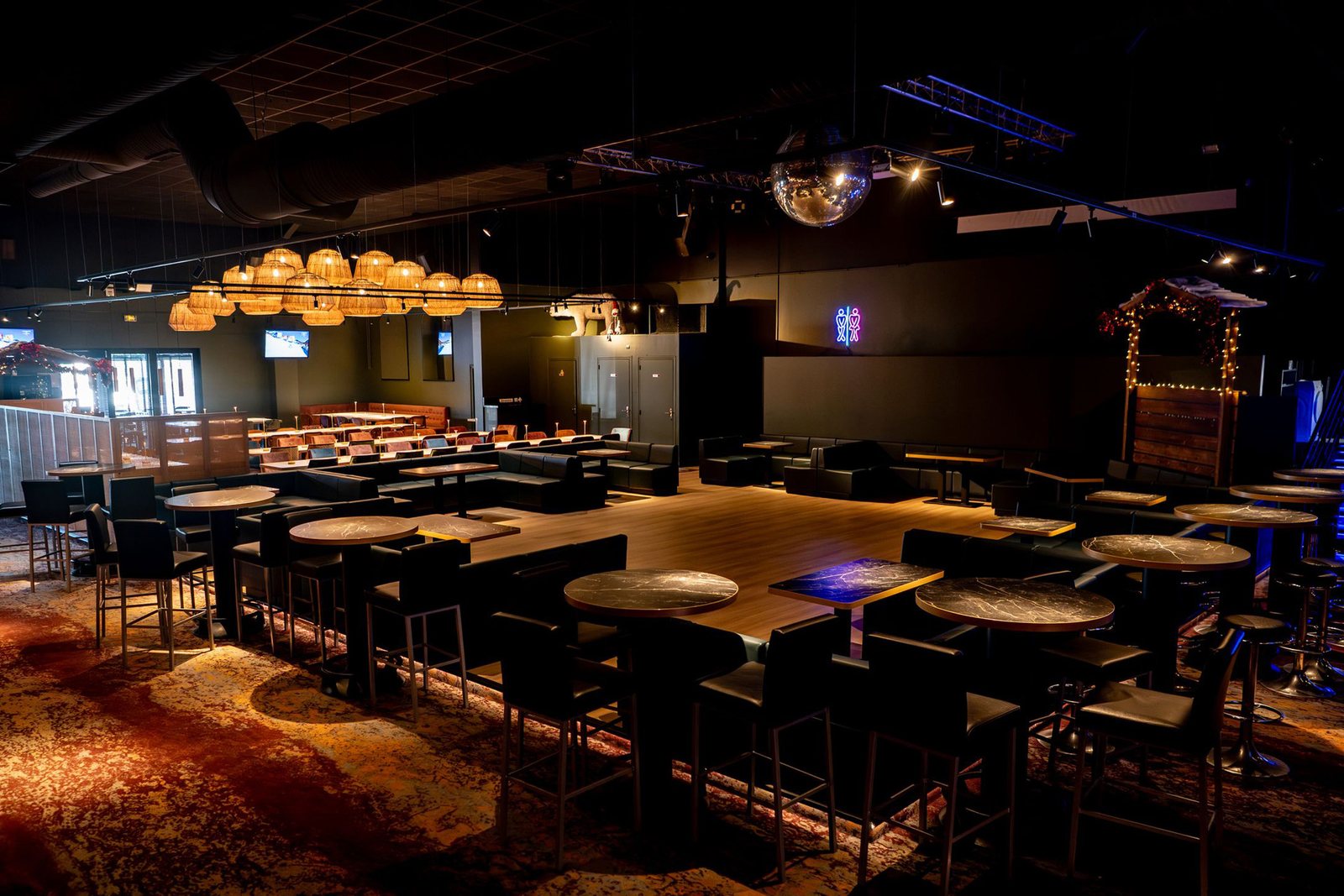 Bar & dancefloor